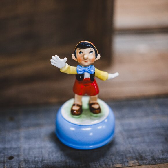 ✨🎭 Disney Pinocchio Figurine – Collectible Resin Hand-Painted Folk Art ✨🎭 - Picture 9 of 9